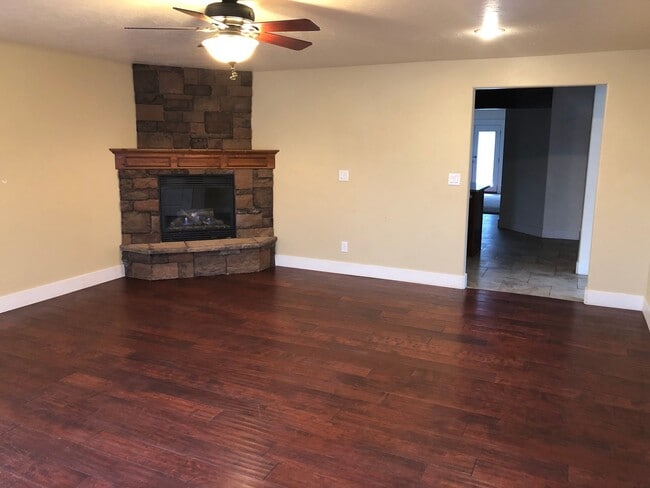 Building Photo - MUST SEE! Beautiful 4 Bedroom/3 Bathroom Home--Near BYU and Peaks Ice Arena