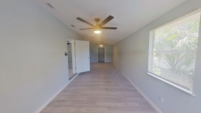 Building Photo - Freshly renovated 3/1
