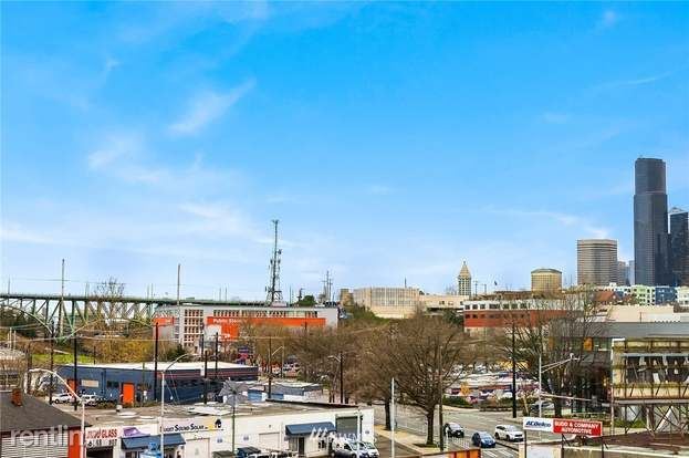 Building Photo - 827 Hiawatha Pl S