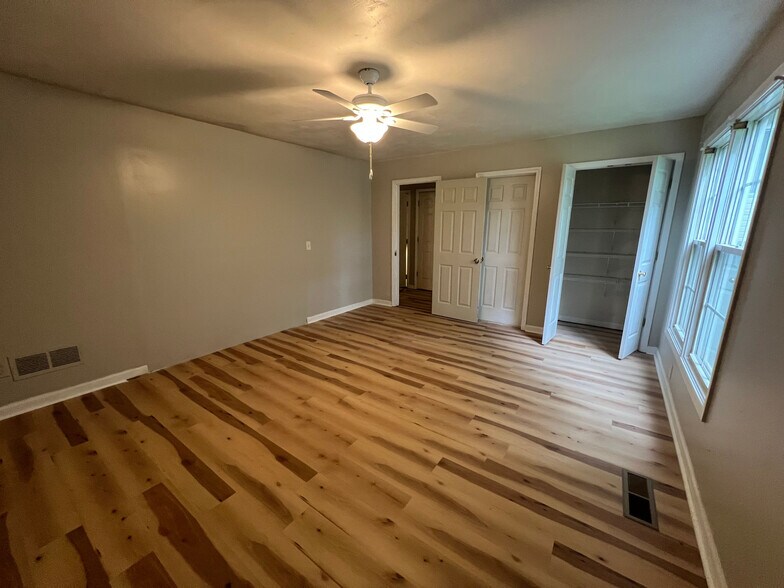 Building Photo - Room in House on Barrett Springs Dr
