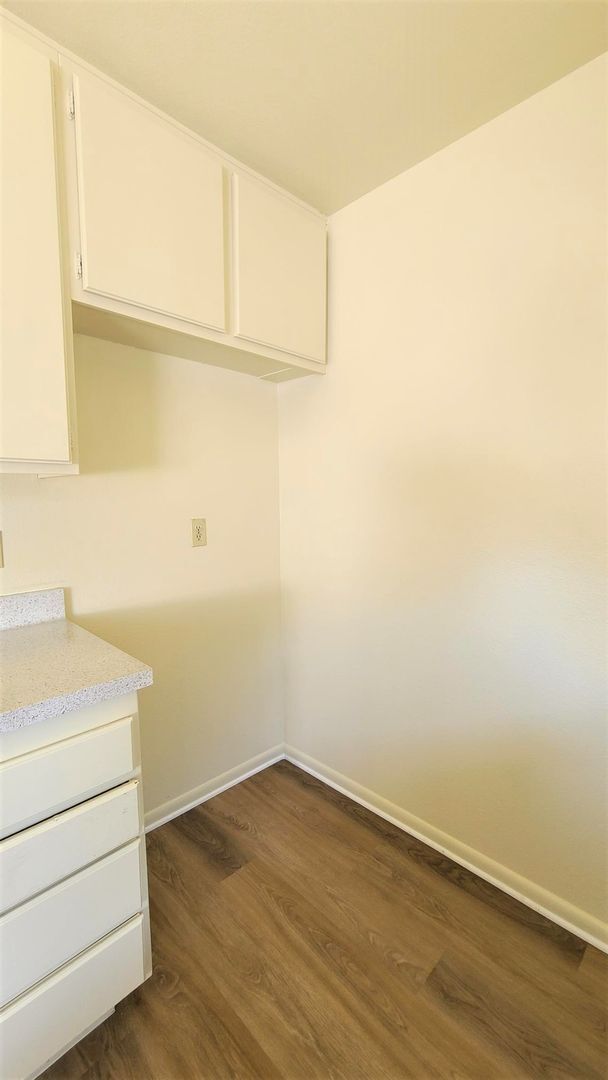 Building Photo - 3049 Jeffrey Dr