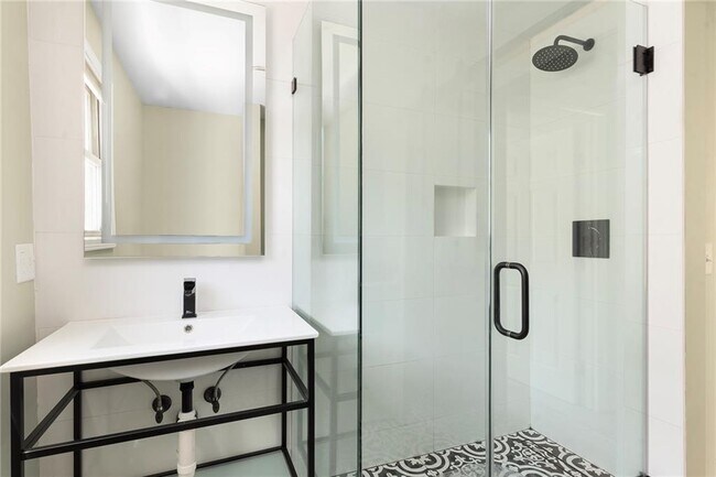 Building Photo - 492 Thames St