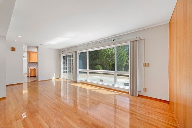 Building Photo - 5 bed/2.5 bath single family home in W. Sa...
