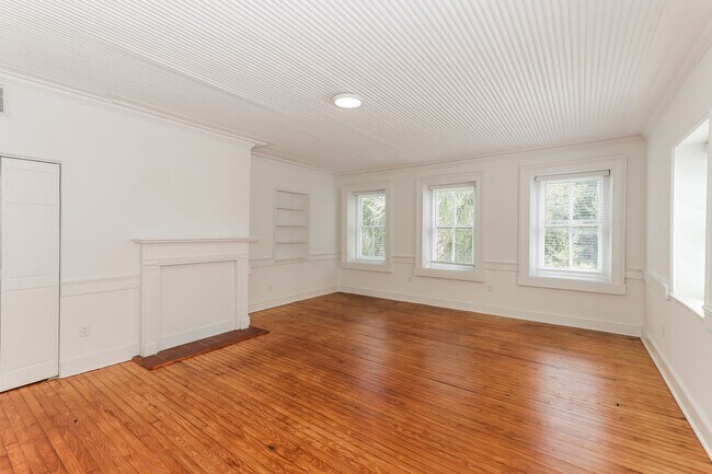 Building Photo - Move-in Today and get 1 month Free - 2 bed / 1 bath on King St. & Calhoun