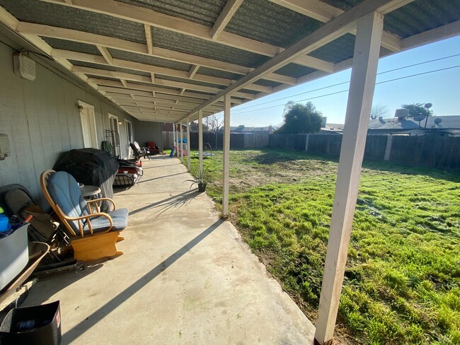 Building Photo - Updated in Lemoore