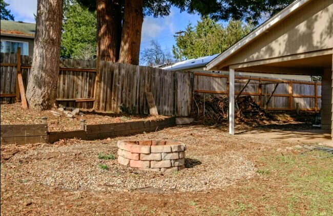 Building Photo - 1420 Cunningham Ln S
