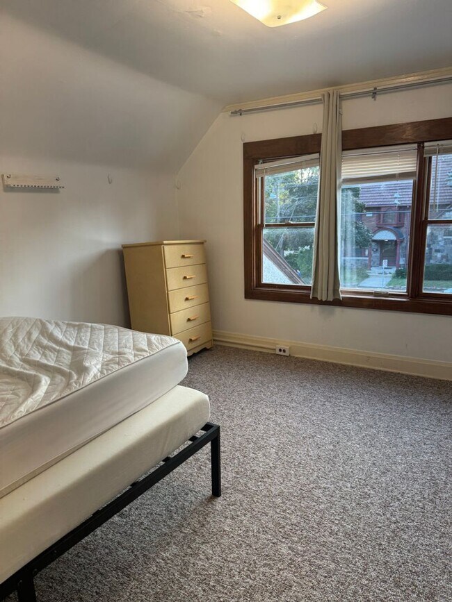 Building Photo - 849 E University Ave