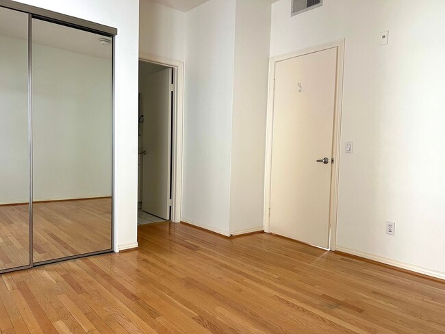 Building Photo - Updated 2-Bedroom 3 Bathroom Pasadena Town...