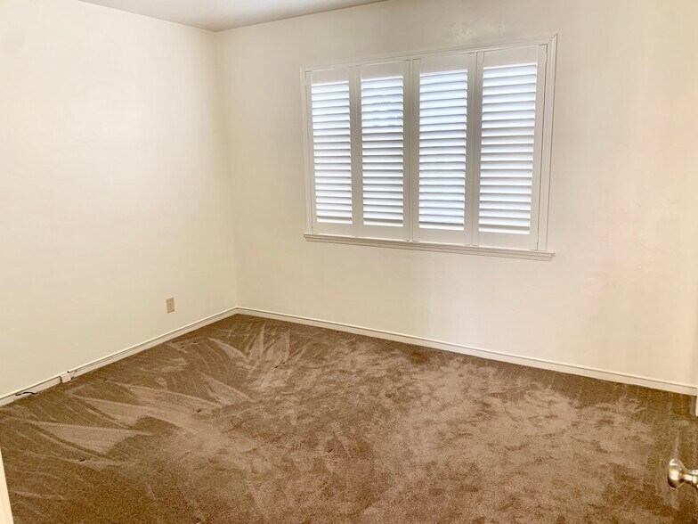 Bedroom - 216 Paramount Dr