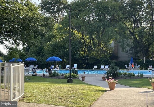 Building Photo - 1002 Valley Glen Rd