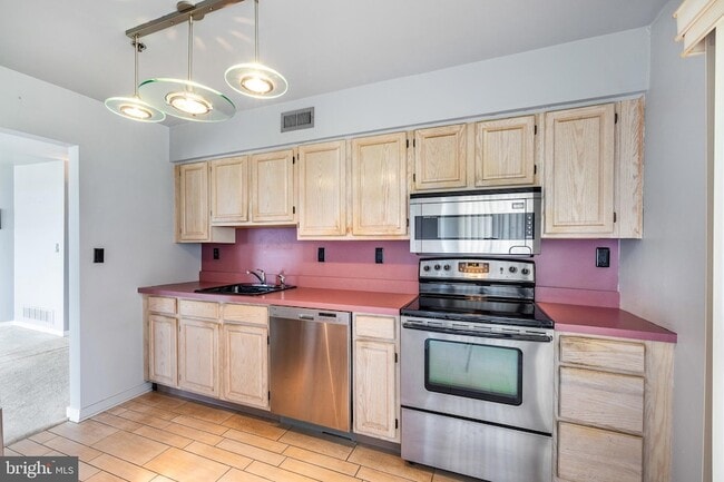 Building Photo - 5213 Le Parc Dr
