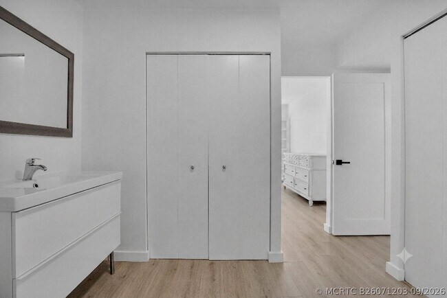 Building Photo - 3701 N Country Club Dr