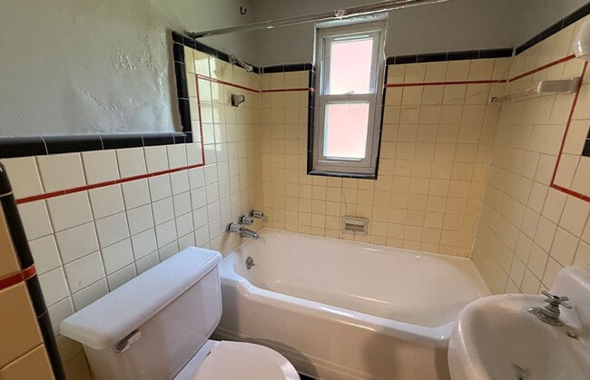 Building Photo - 956 Ludlow Ave