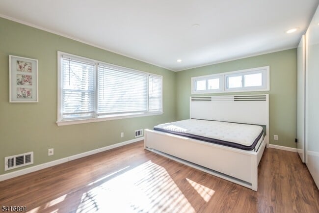 Building Photo - 18 Devon Dr