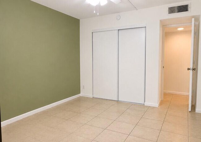 Building Photo - 2307 S Cypress Bend Dr