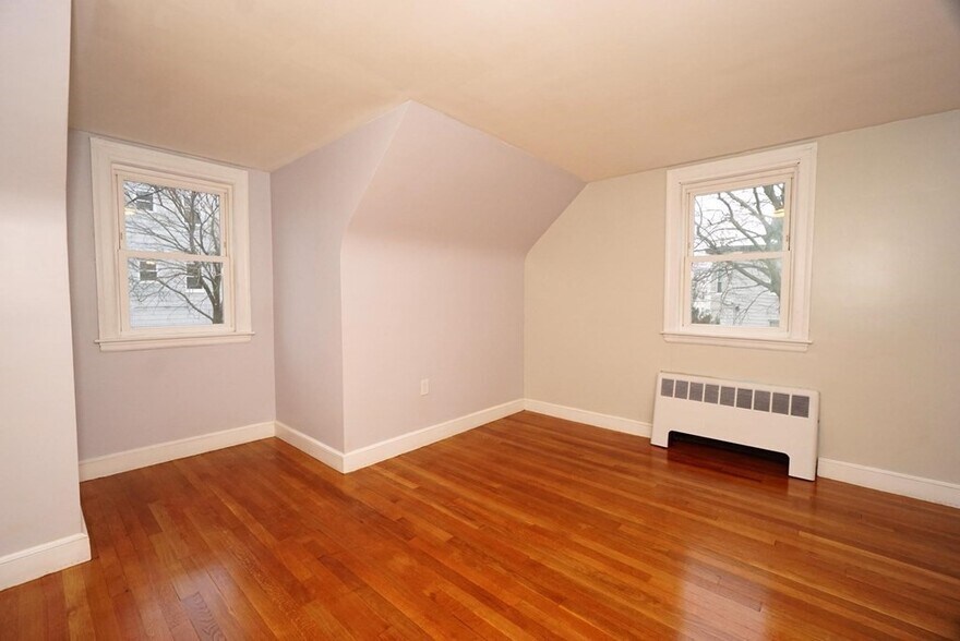 Upstairs bedroom - 136 Clay St