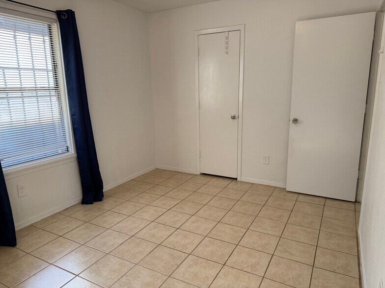 Building Photo - 2934 Chestnut Ave