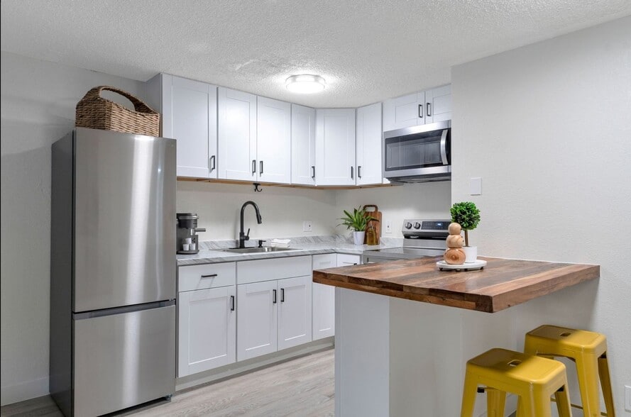 Building Photo - 2500 S York St