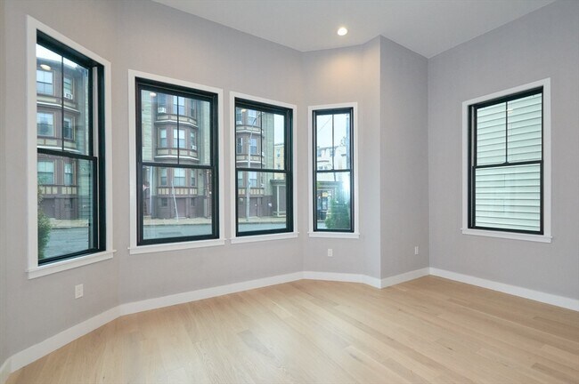 Building Photo - 360 Meridian St