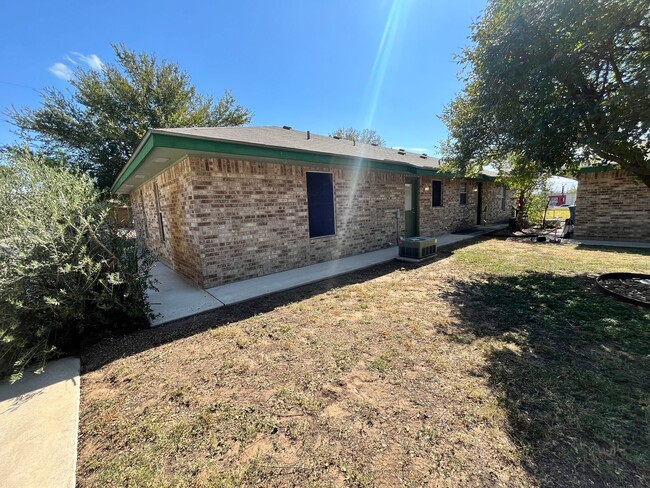 Building Photo - 2 Bedroom / 1 Bath **Cozy Unit in Pleasant...