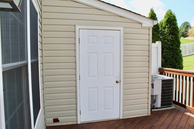 Building Photo - Large Townhome with a garage for rent! Lar...