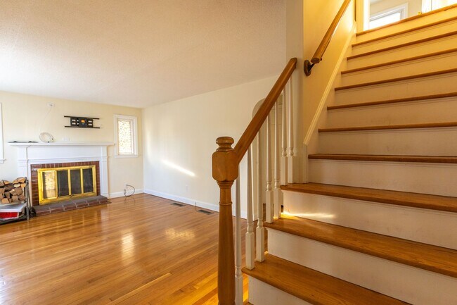 Building Photo - Charming 3-Bedroom Home with Solar Panels ...