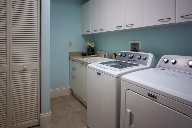 Building Photo - 3035 Riomar St