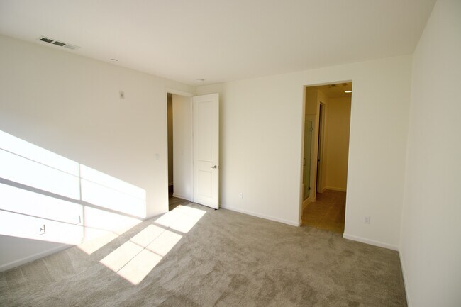 Building Photo - 643 Turnbuckle Dr