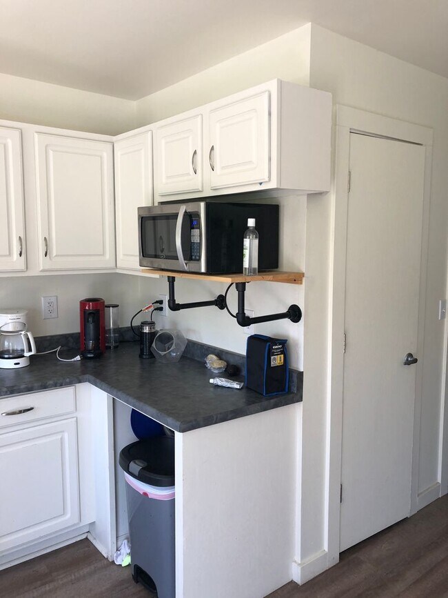 Building Photo - 4 Bedroom Townhome in Hawks Ridge