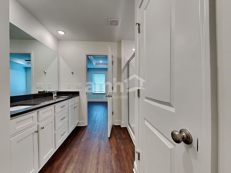 Building Photo - 4010 Chivalry Dr