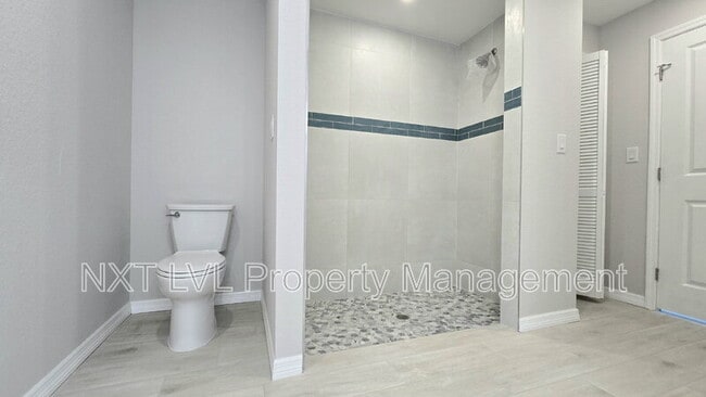 Building Photo - 423 NE 31st St