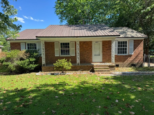 Primary Photo - Renovated 3 Bed / 1 Bath Brick Ranch in Ea...