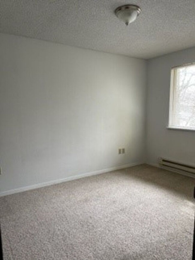 Building Photo - Cute & Spacious 2 Bedroom 1 Bath 4 Plex in...