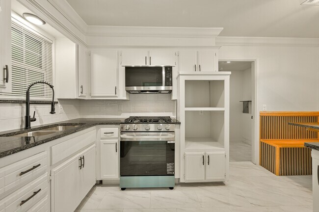 Building Photo - 2525 SE 47th St