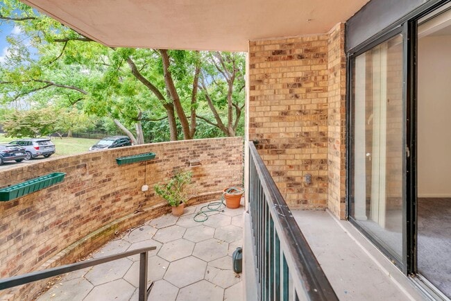 Building Photo - Sunny Garden-Level Condo Minutes from Old ...