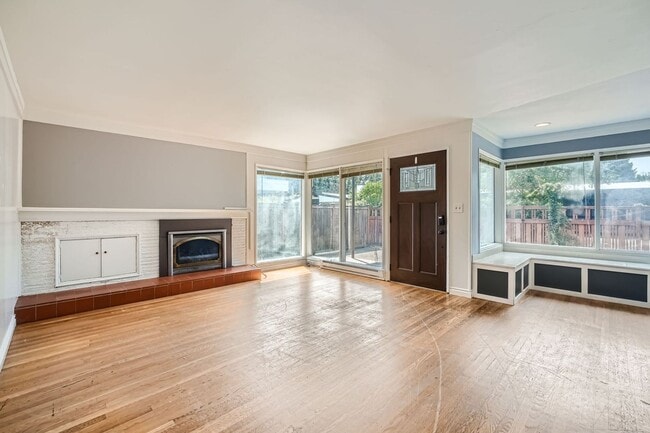 Building Photo - Ideally Located 3 Bed 2 Bath Lake Forest P...