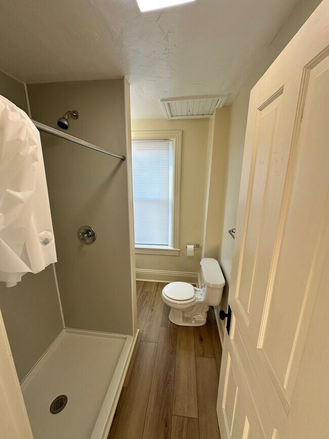 Building Photo - Top Floor, Renovated 1 Bedroom Apartment-York City SD