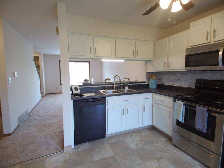 Kitchen - Village Square Townhomes