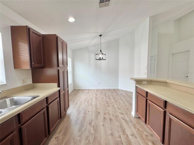 Building Photo - 502 Viola Dr