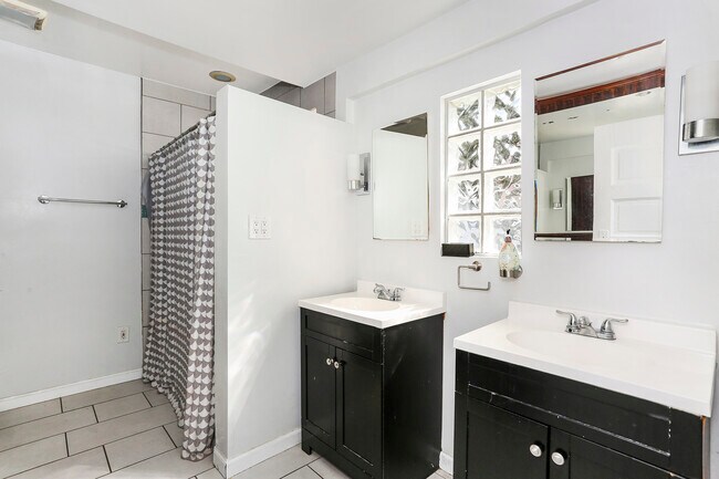 Building Photo - 230 N Bonnie Brae St