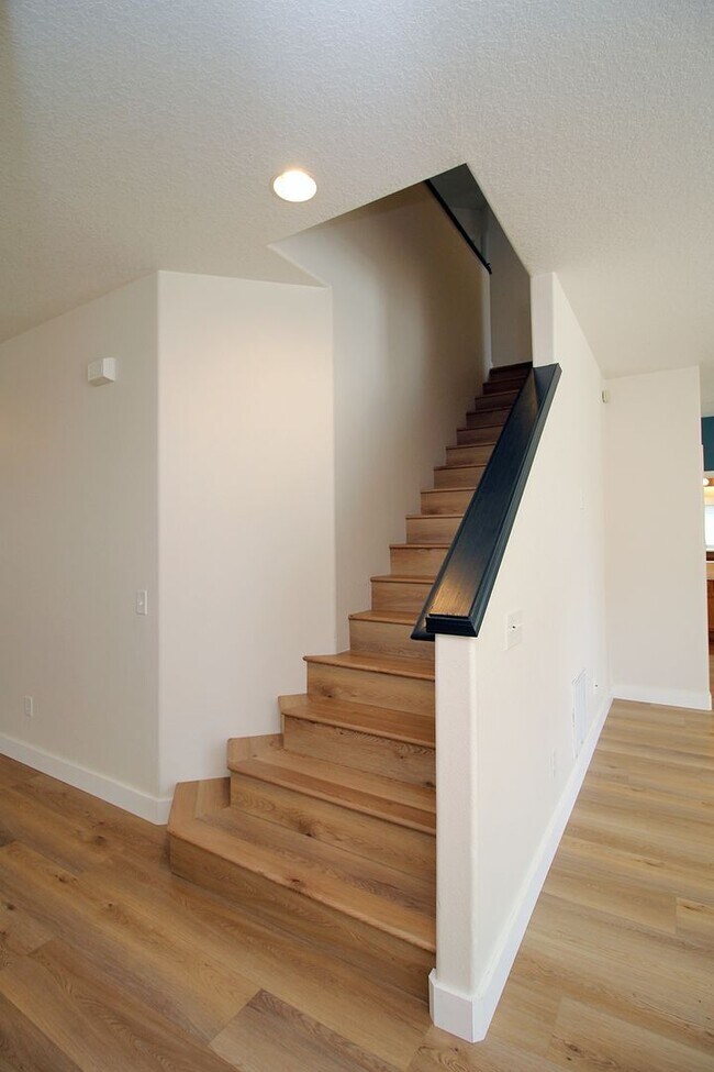 Building Photo - Custom-Built 5 Bedroom/3 Bath Home In A Great Sunnyside Neighborhood
