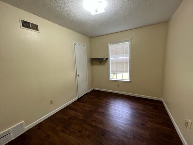 Building Photo - Renovated 3 Bedroom 2 Bath Home for Rent!!