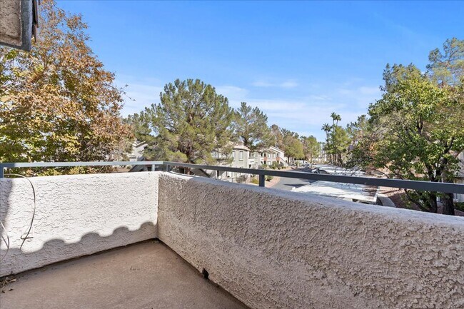 Building Photo - Bright, Modern 2 Bedroom Upstairs Condo, Community Pool, Gated, Covered Parking