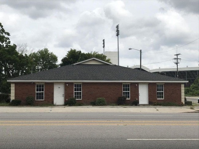 Primary Photo - 105 Buckley St
