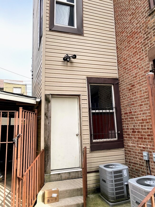 Building Photo - 2245 W 21st St