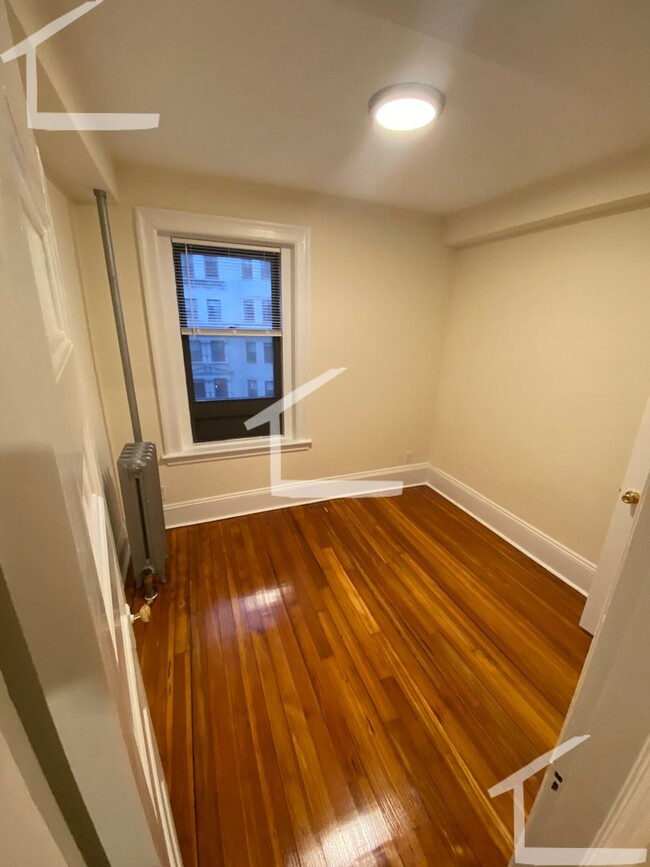 Building Photo - Avl April 1, 1/2 fee - Harvard Sq area 2BR...