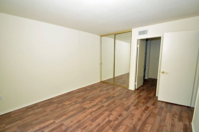 Building Photo - 2 Bdrm/2 Bath Condo in Fullerton Park Ridge Community
