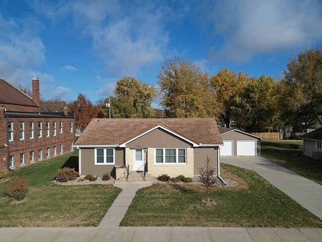 Building Photo - 405 E 5th St