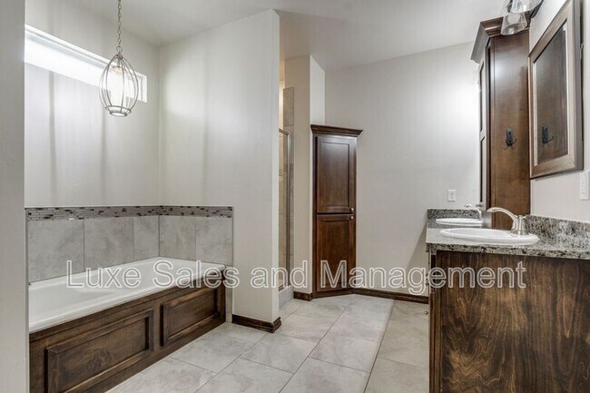 Building Photo - 2200 Alta Vista Ln
