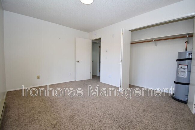 Building Photo - 811 W Villard St
